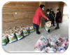 اهداء کفش، کاپشن و بسته های مواد غذایی به مددجویان